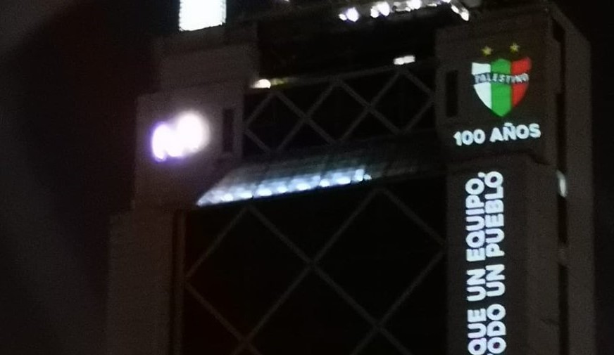 La Torre Telefónica fue iluminada con tributo a Palestino por la celebración del centenario