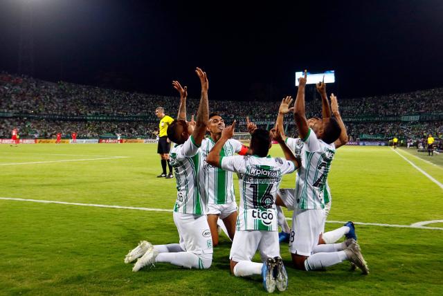 Ministro de Salud colombiano firmó la resolución para el regreso del fútbol