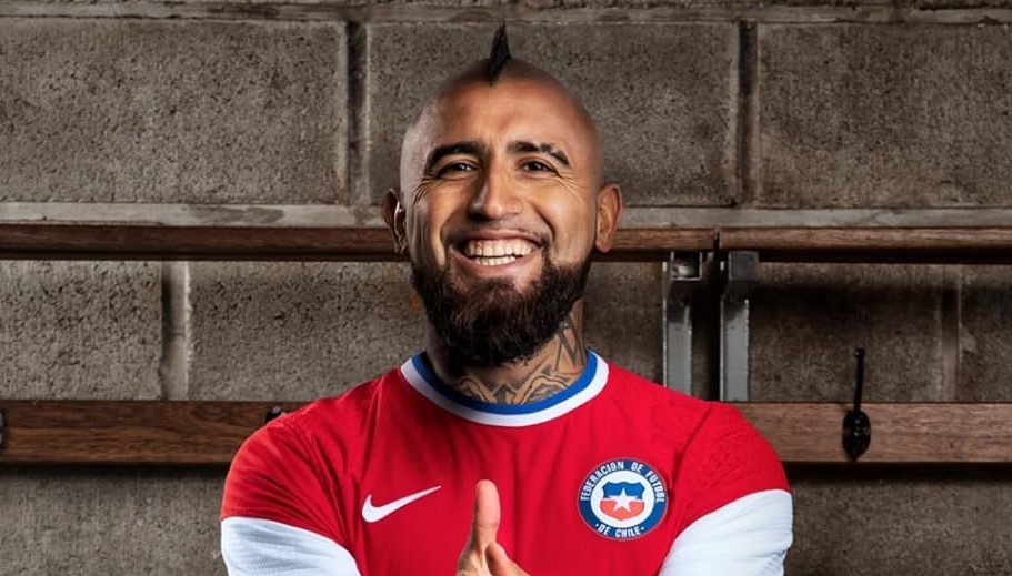 Arturo Vidal dio a conocer la nueva camiseta de la selección chilena