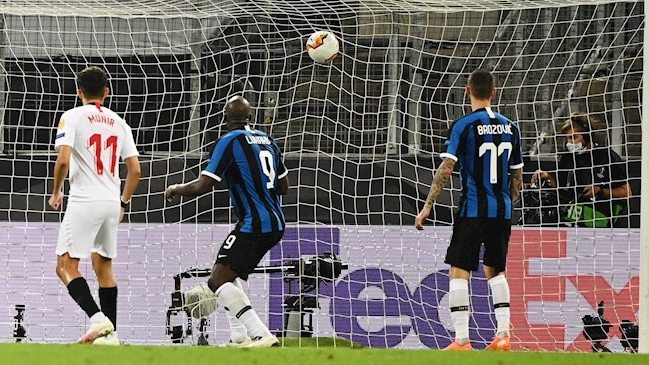 Sevilla se puso en ventaja ante Inter con autogol de Lukaku tras una chilena de Diego Carlos