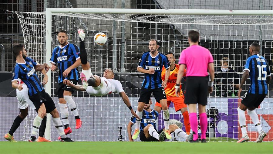 ¡Genial chilena y error de Lukaku! Sevilla tumbó a Inter y se quedó con el título de Europa League a punta de golazos