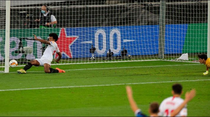 ¡Era gol! El tiro de Alexis que sacó Koundé de la línea y salvó a Sevilla en la final de Europa League