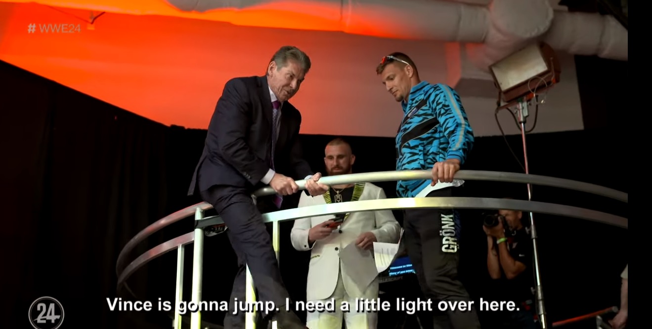 Vince McMahon enseñó a estrella de NFL cómo caer desde tres metros de altura