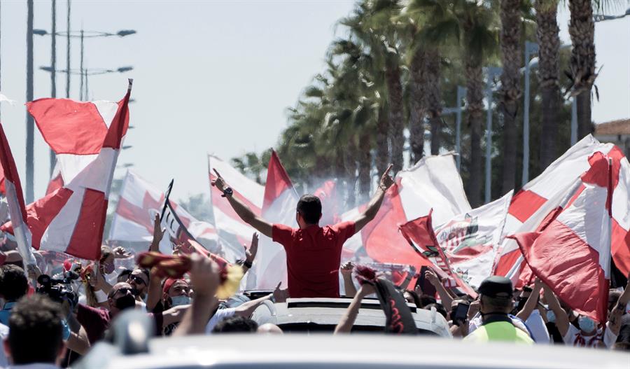 Plantel de Sevilla volvió a España y festejó junto a su afición el título de la Europa League