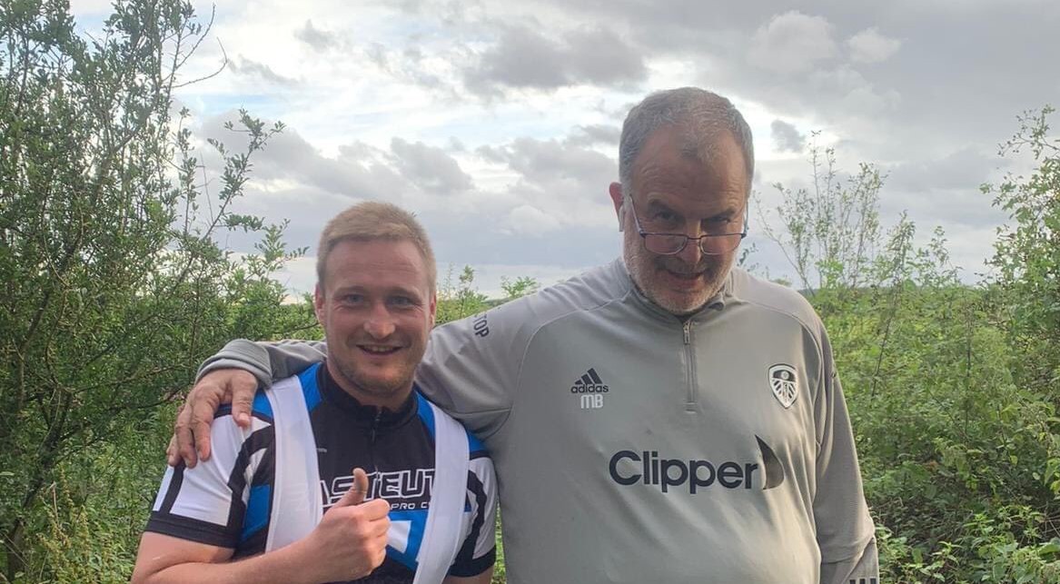 Marcelo Bielsa sorprendió en Inglaterra al ayudar a un ciclista que había pinchado una rueda