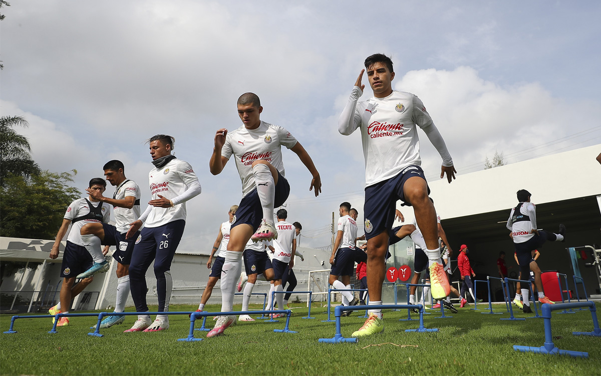 Chivas separó a dos jugadores por violar el aislamiento