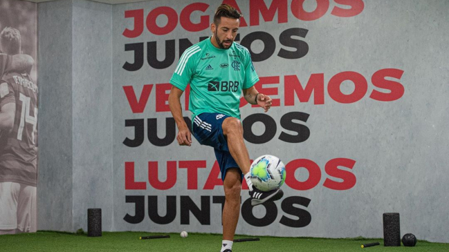 Mauricio Isla entrenó en la cancha del Maracaná en la previa del duelo de Flamengo ante Botafogo