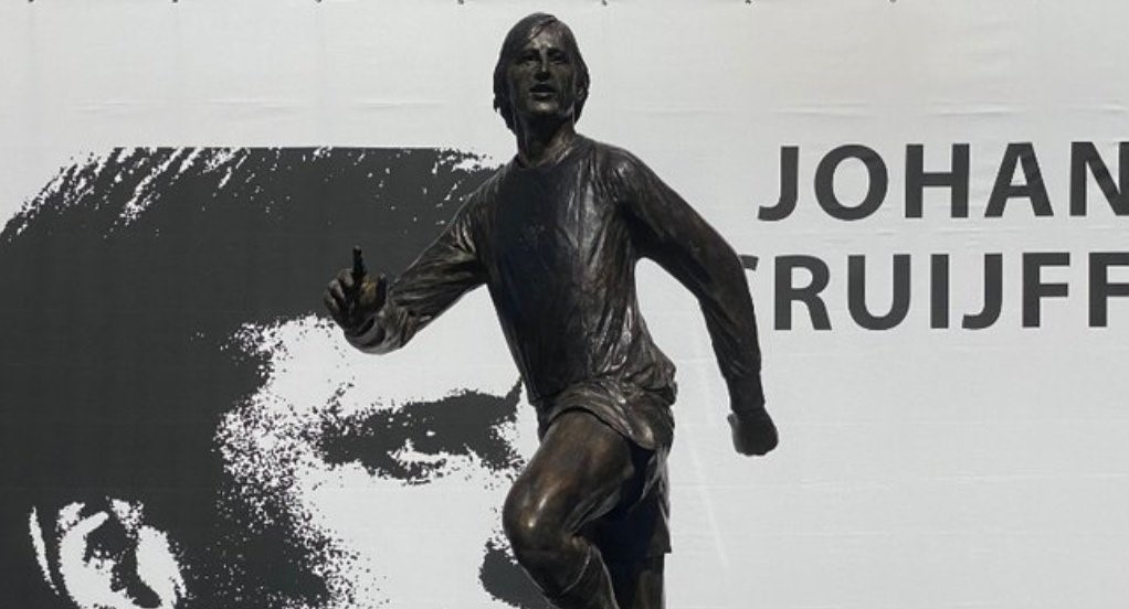 ¡Financiada por los hinchas! Inauguraron estatua en honor a Johan Cruyff en el estadio de Ajax