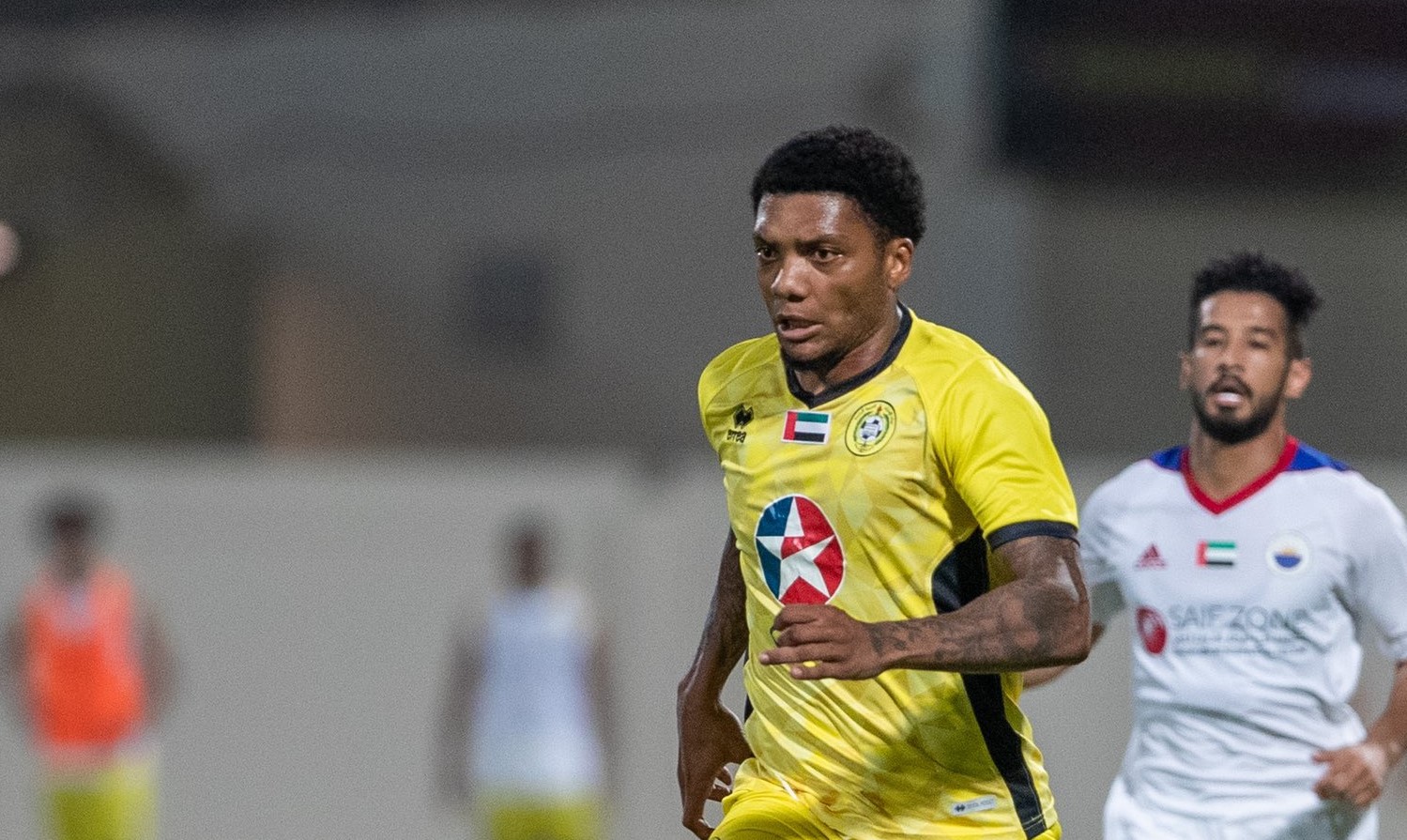 Junior Fernandes debutó con un gol en empate de Al Ittihad Kalba