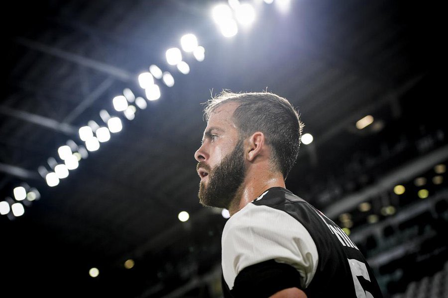 FC Barcelona anunció que Miralem Pjanic dio positivo por Covid-19