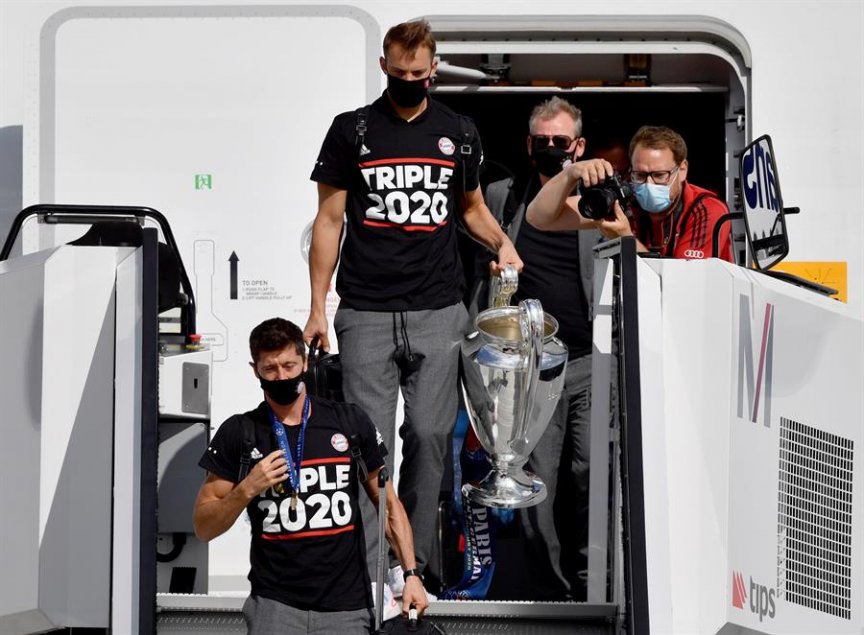 Con la Orejona en la mano: La llegada del plantel de Bayern Munich a Alemania