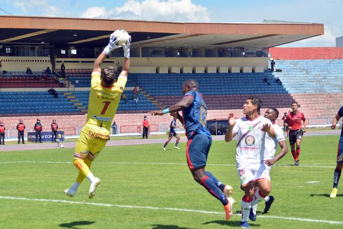 Golazo de arquero: Iván Brun anotó con espectacular tiro libre para Mushuc Runa
