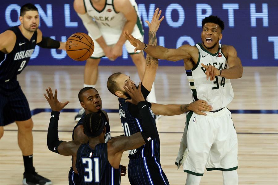 Milwaukee Bucks doblegó a Orlando Magic y quedó a un triunfo de las semis en el Este