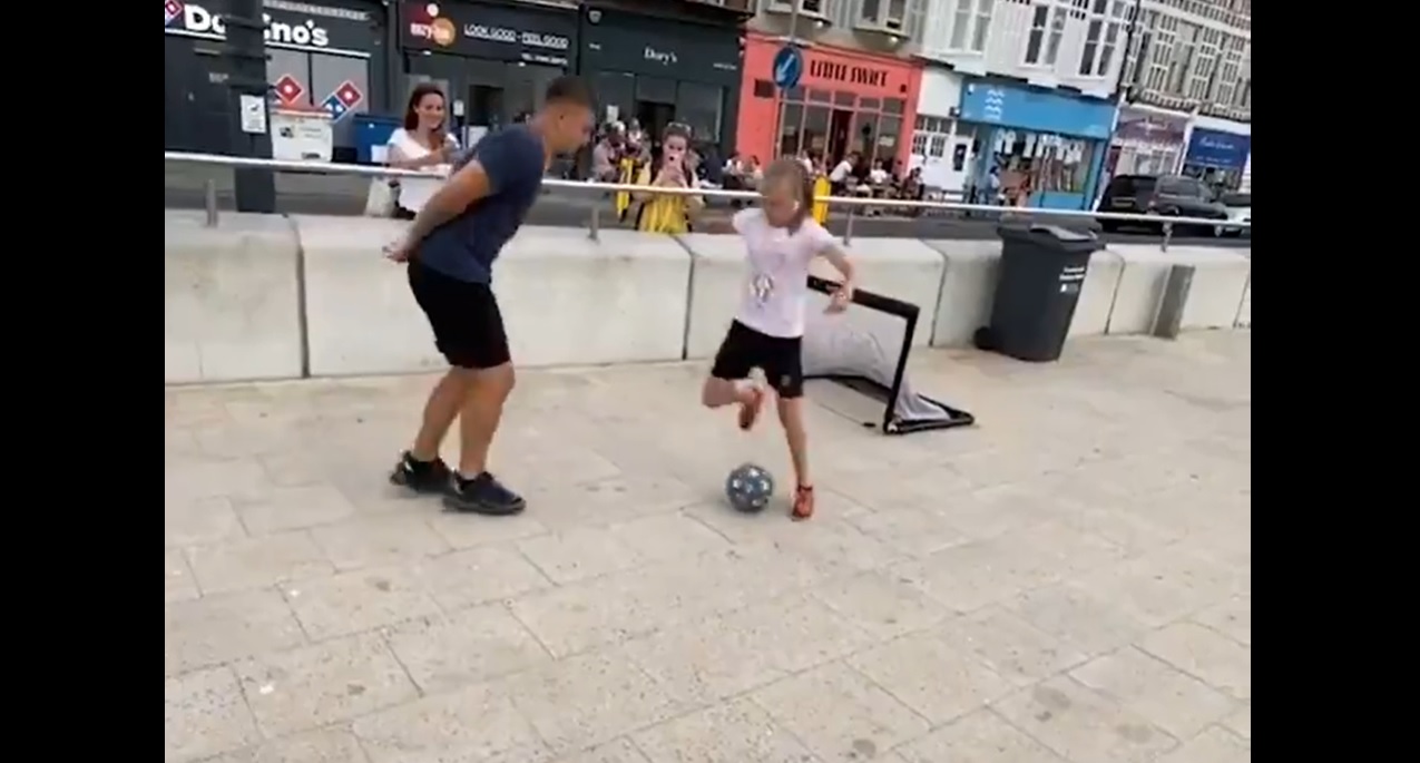 ¡No se lo esperaba! Joven fue humillado ante sus amigos por una niña con un vistoso “túnel”