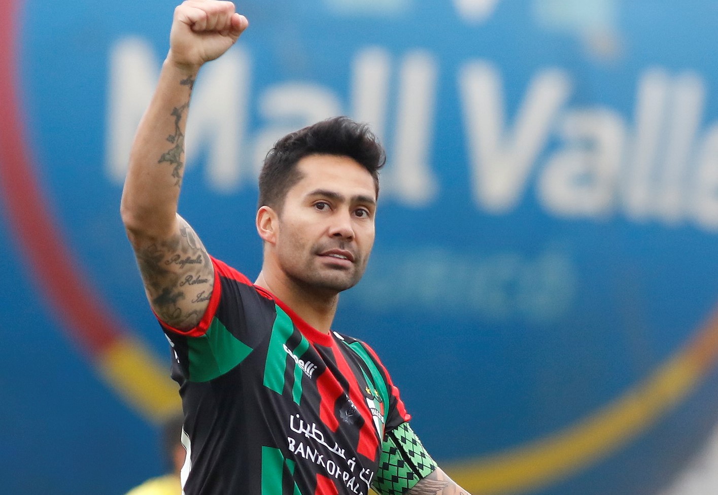 La invitación de Luis Jiménez para sumarse a subasta de sus dos camisetas de Palestino