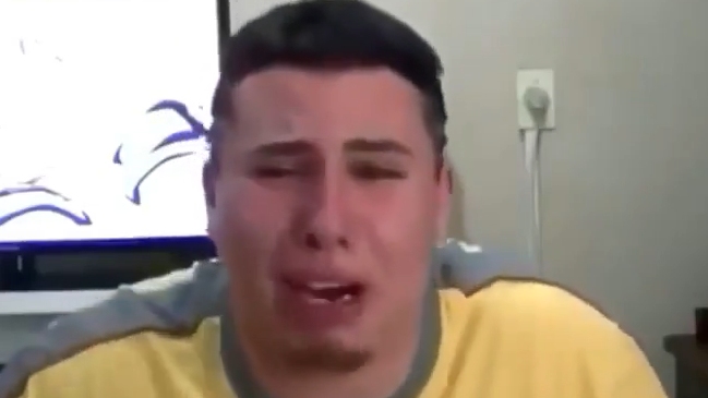 Hincha argentino lloró desconsoladamente tras enterarse de la decisión de Messi