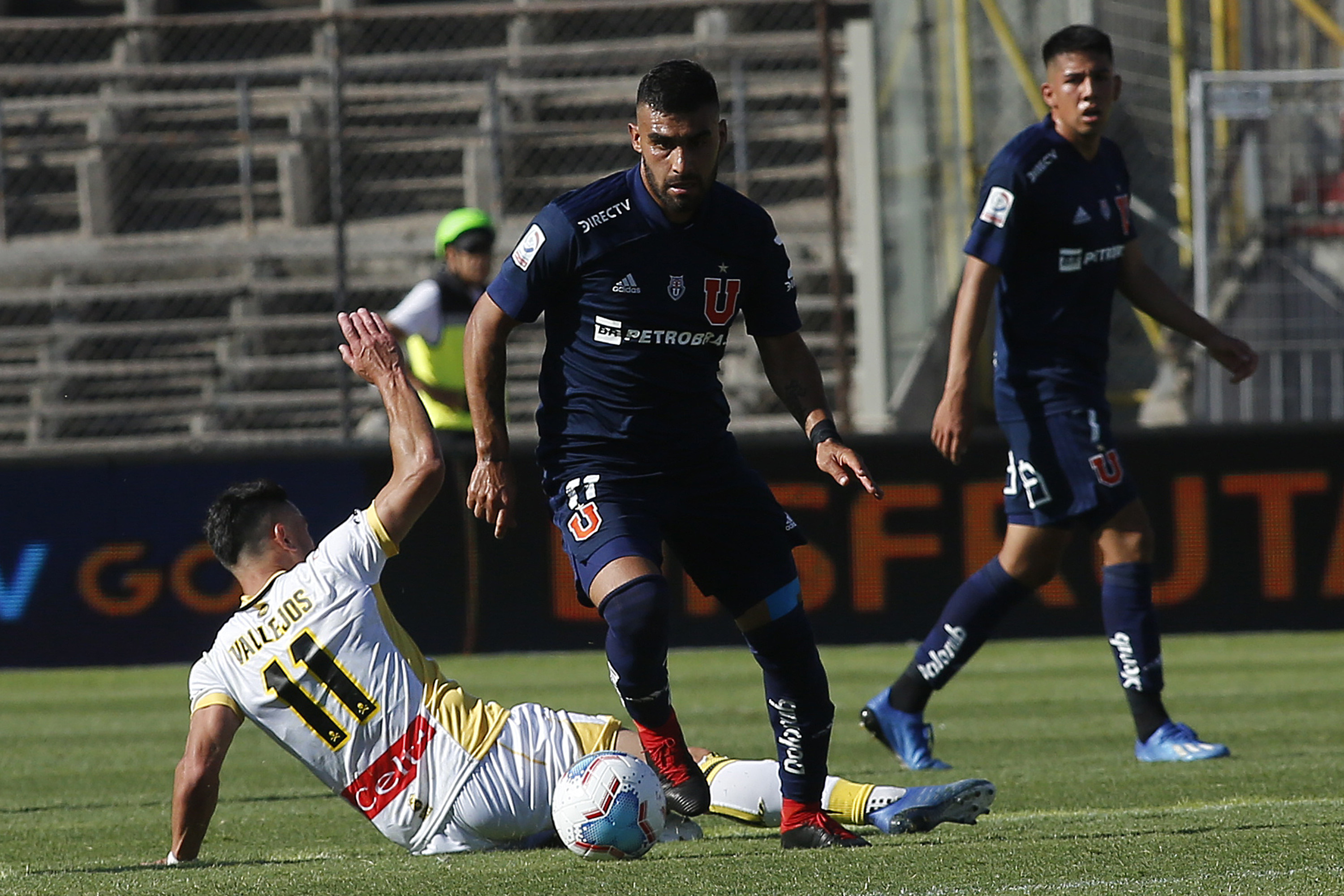 Malas noticias en la U: Jonathan Zacaría abandonó la práctica por lesión