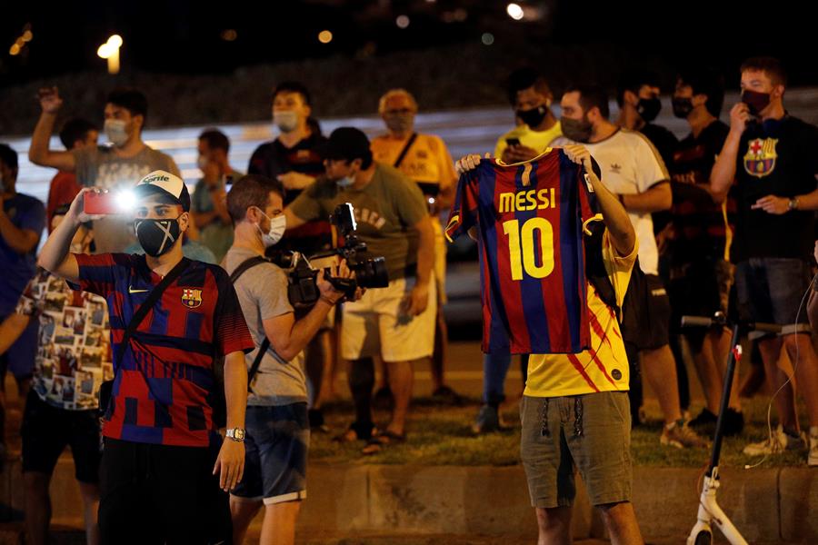 Hinchas se congregaron en las afueras del Camp Nou para protestar por anuncio de Messi