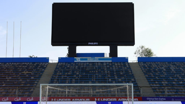 U. Católica inició concurso para que hinchas alienten de forma virtual ante U.  Española