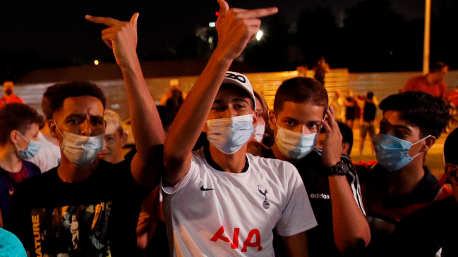 Hincha que protestó en el Camp Nou con la camiseta de Tottenham fue blanco de burlas