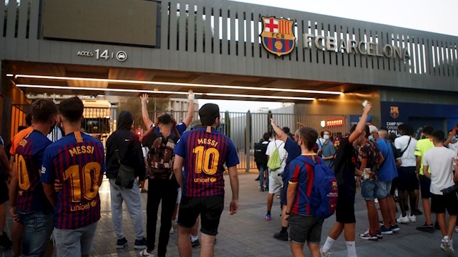 Hinchas de FC Barcelona irrumpieron en el Camp Nou y exigieron la salida del presidente Bartomeu