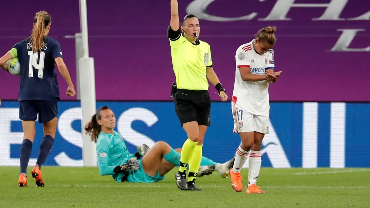 La expulsión que provocó Christiane Endler al salir jugando en el duelo entre PSG y Lyon