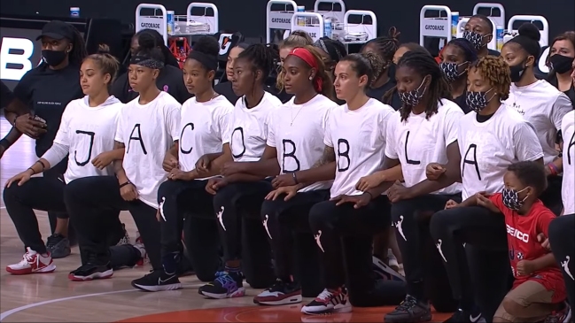 Jugadoras de la WNBA homenajearon a Jacob Blake con camisetas agujereadas
