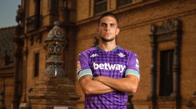 “No nos representa”: La molestia de hinchas de Betis de Pellegrini por camiseta alternativa