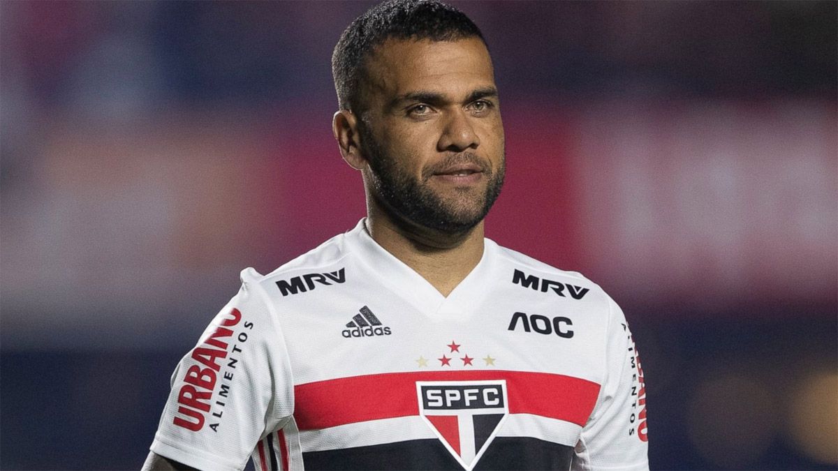 Dani Alves fue operado con éxito de una fractura en el antebrazo derecho
