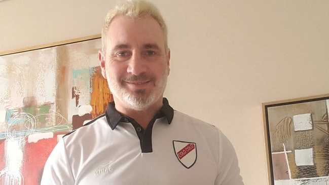 Marcelo Barticciotto posó con la camiseta conmemorativa de los 95 años de Colo Colo