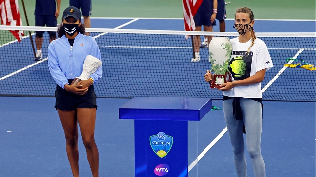 Naomi Osaka se retiró y Viktoria Azarenka se quedó con el título de Cincinnati