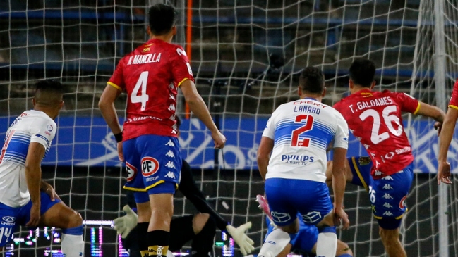 Galdames aprovechó una serie de rebotes para abrir la cuenta a favor de U. Española ante la UC