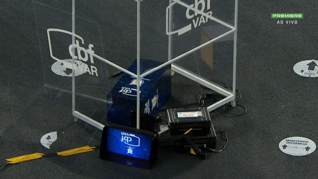 Portero de Botafogo destruyó la cabina del VAR de una patada tras caer ante Inter de Porto Alegre