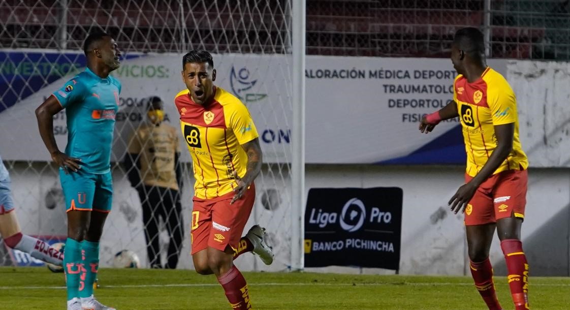Liga de Ecuador multó a jugador argentino con 1.200 dólares por besar el balón