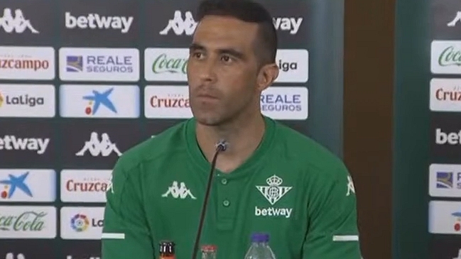 A Claudio Bravo no le gustó que le preguntaran por Messi durante su presentación en Betis