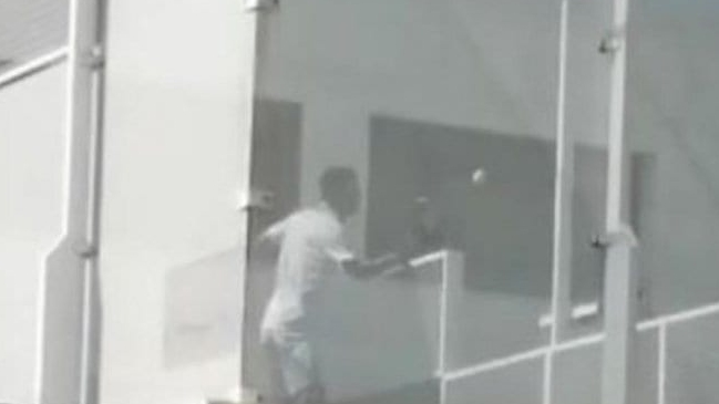 Lionel Messi se relajó jugando con Luis Suárez mientras se define su futuro en Barcelona