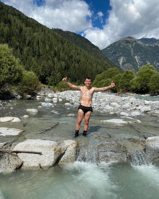 Gary Medel desafió al agua fría e impuso una moda en la pretemporada de Bologna