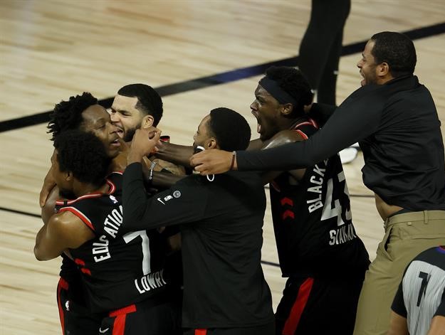 Toronto recortó distancia en la serie ante los Celtics con un triple de Anunoby en el último segundo