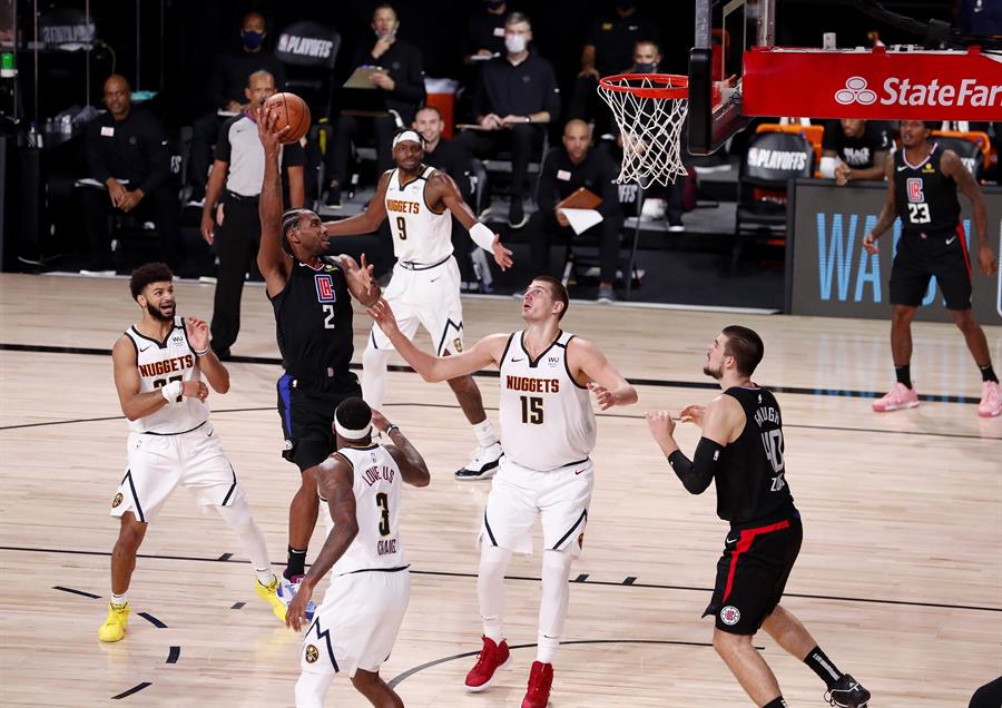 Los Angeles Clippers aplastó a Denver Nuggets en inicio de la serie de la mano de Kawhi Leonard