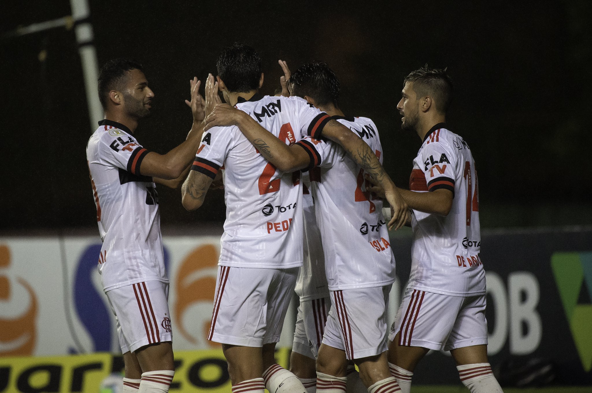 Compañero de Mauricio Isla en Flamengo dio positivo por coronavirus
