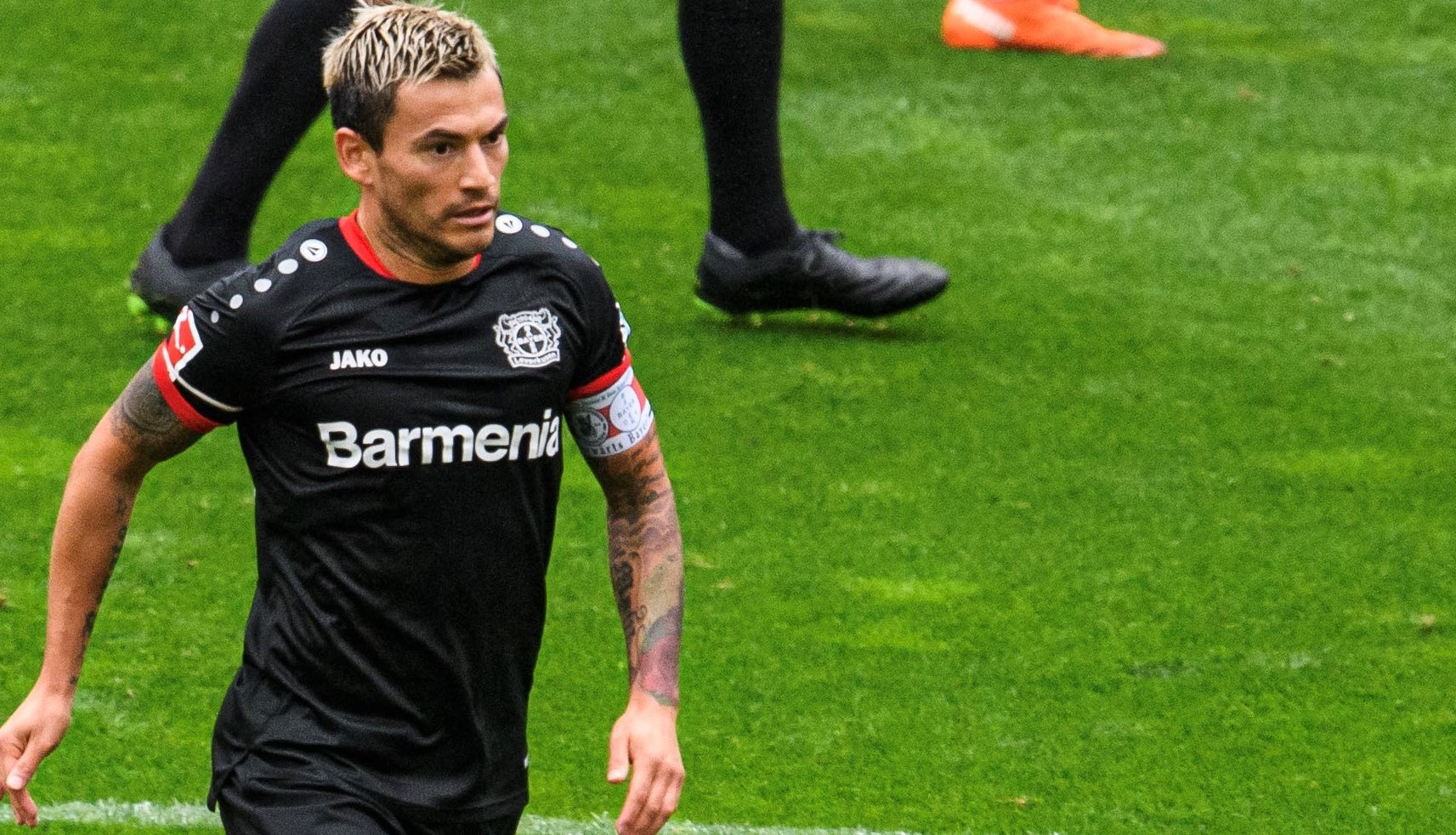 Charles Aránguiz debutó como capitán oficial de Bayer Leverkusen con empate ante Anderlecht