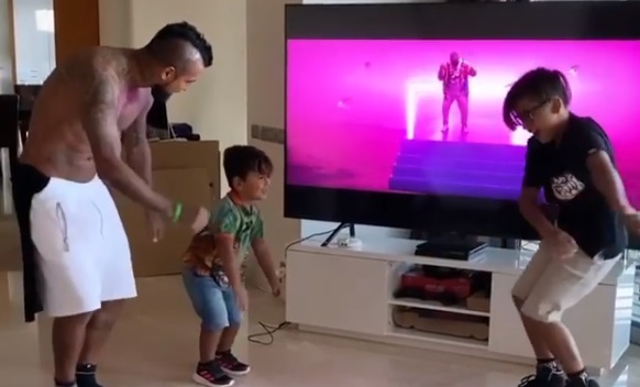 Arturo Vidal mostró sus dotes para el baile al son de “Mamasota”