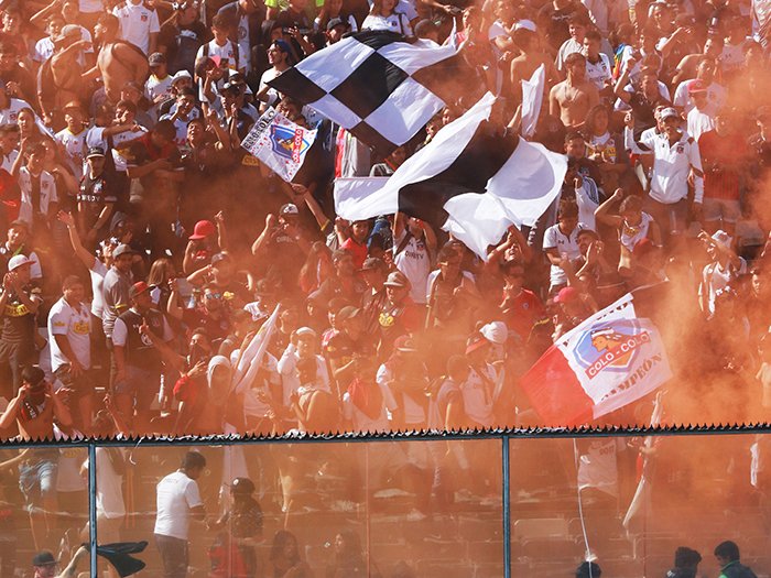 Hinchas de Colo Colo llegaron igual al Estadio Monumental para un “breve arengazo”