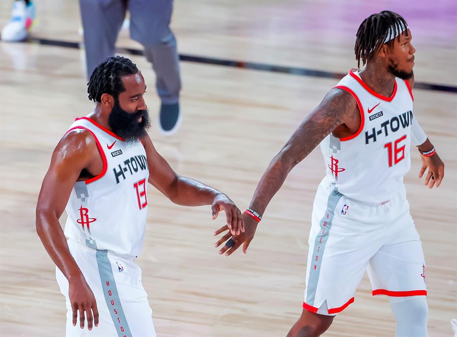 Harden lideró la ofensiva de Houston Rockets ante Los Lakers en la primera semifinal del Oeste