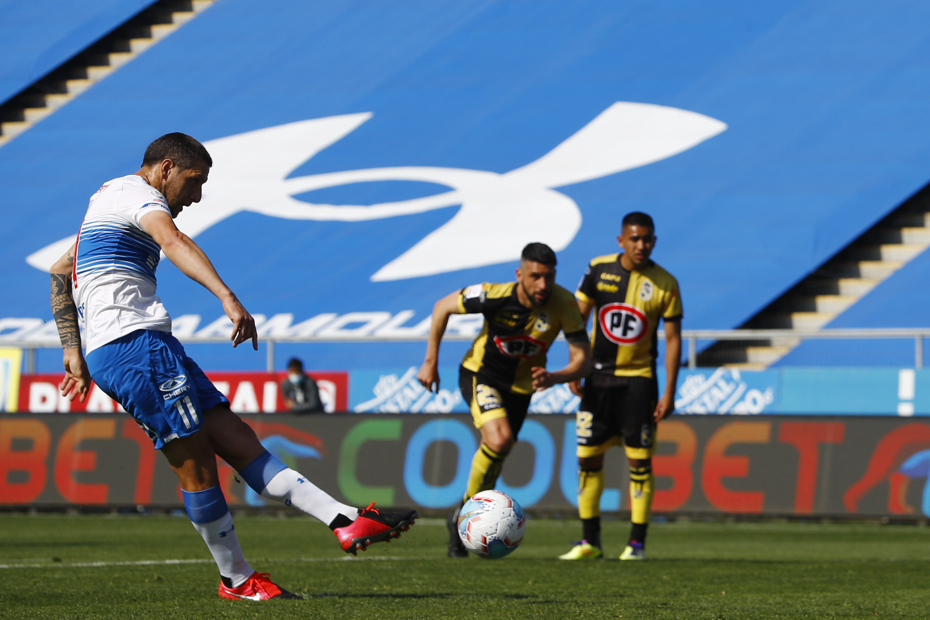 Universidad Católica abrió la cuenta ante Coquimbo Unido con un penal de Luciano Aued