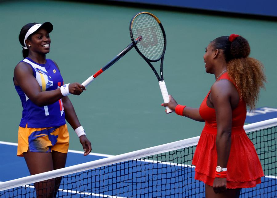 Serena Williams batalló ante Sloane Stephens para acceder a octavos en el US Open
