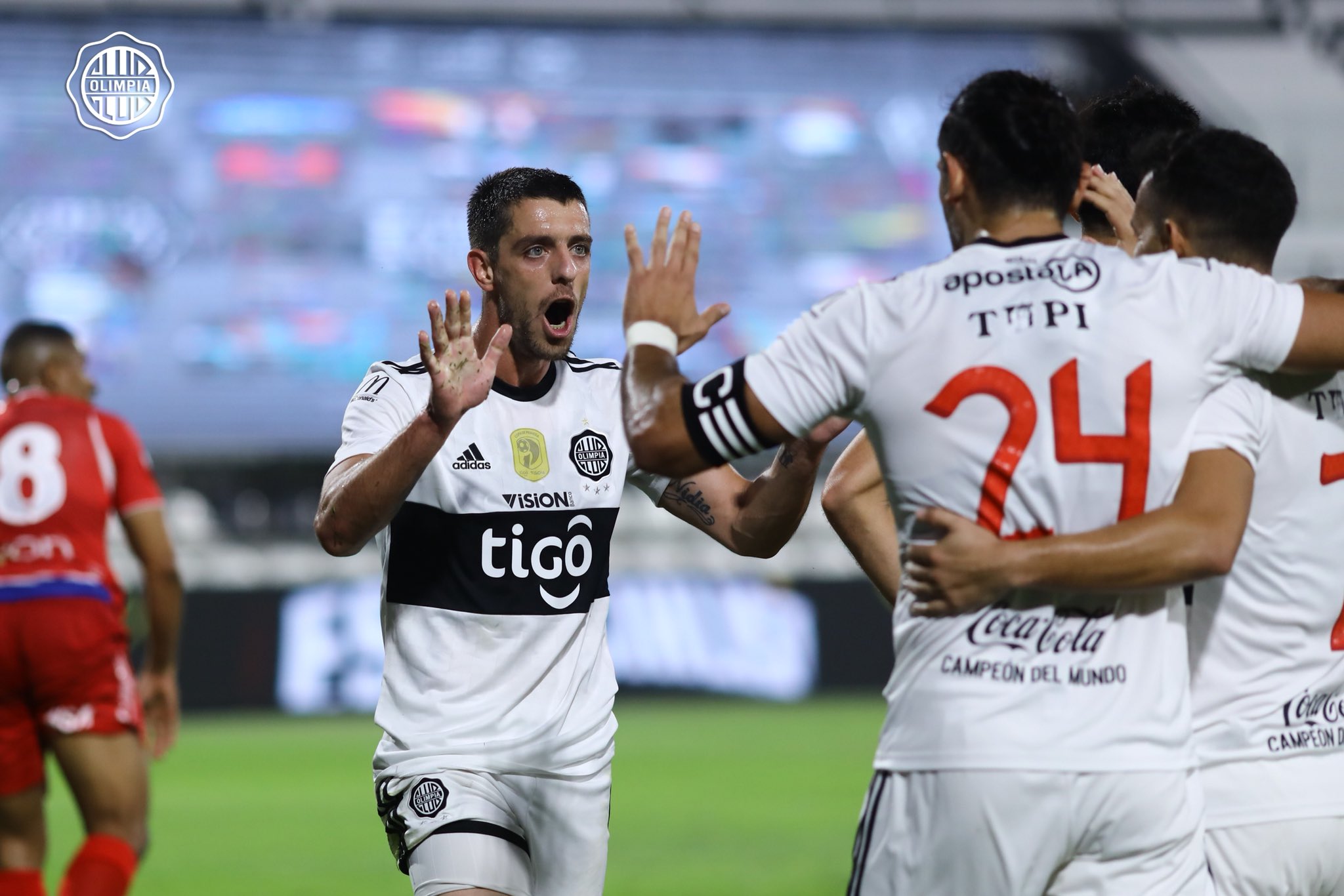 Olimpia goleó a Nacional y sigue en la pelea por el título en Paraguay