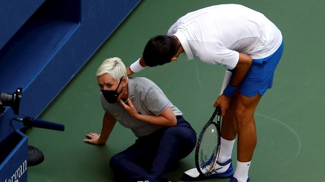 El pelotazo de Djokovic a una jueza de línea que significó su descalificación del US Open