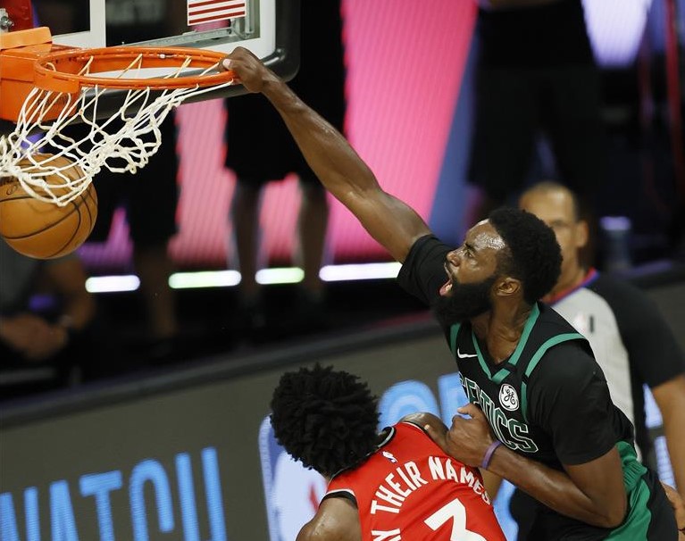 Jaylen Browm comandó la tercera victoria de Boston Celtics sobre Toronto Raptors en semis