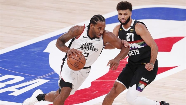 Kawhi Leonard revolucionó la NBA con una jugada imposible: hizo un tapón con un solo dedo